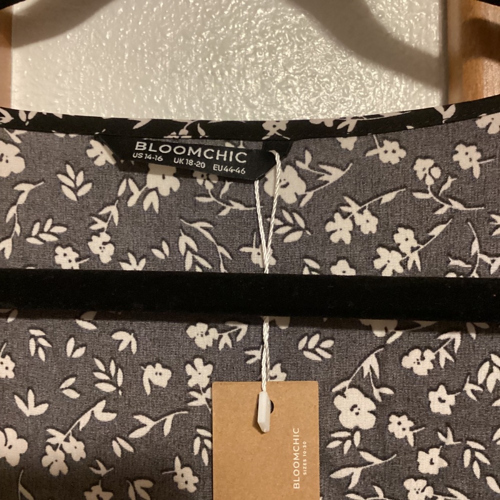 Bloomchic tiered babydoll blouse, black floral, size 14-16, NWT - Picture 4 of 6
